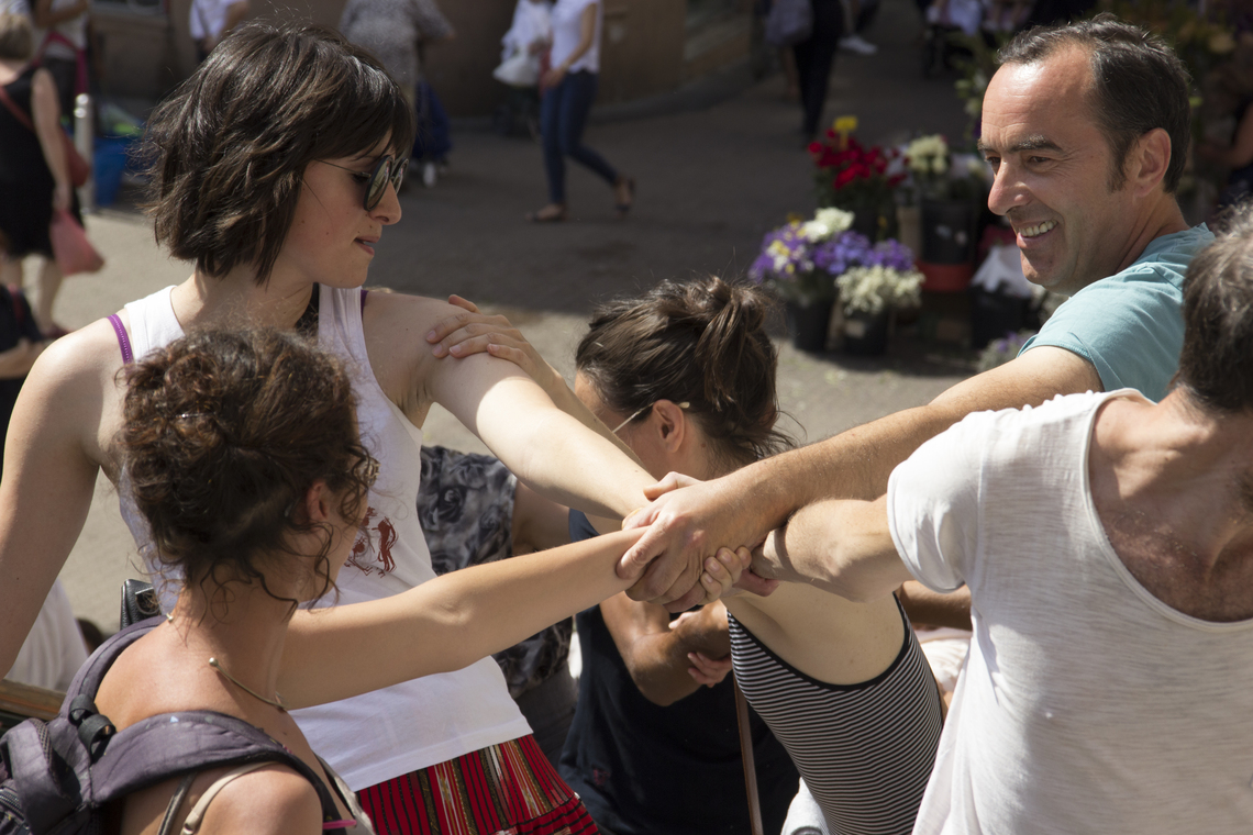 Migrant bodies, Handshake action in Zagreb 2018, ©HIPP