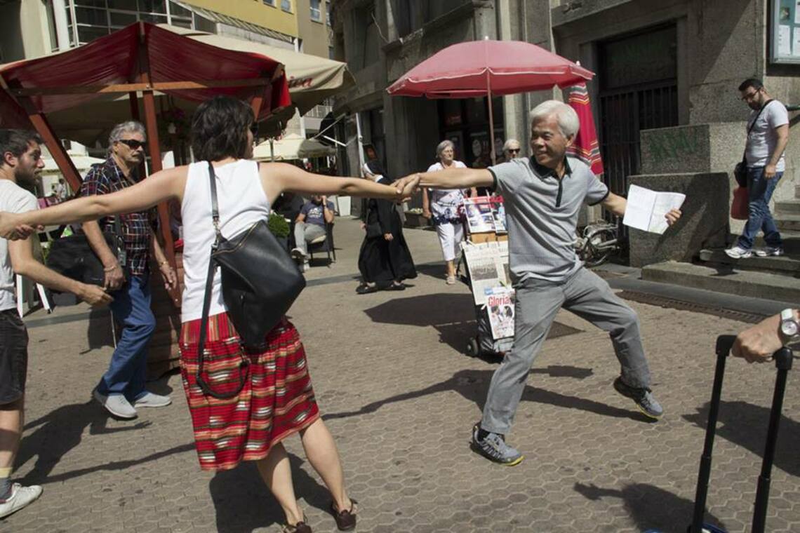 Migrant bodies, Handshake action in Zagreb 2018, ©HIPP